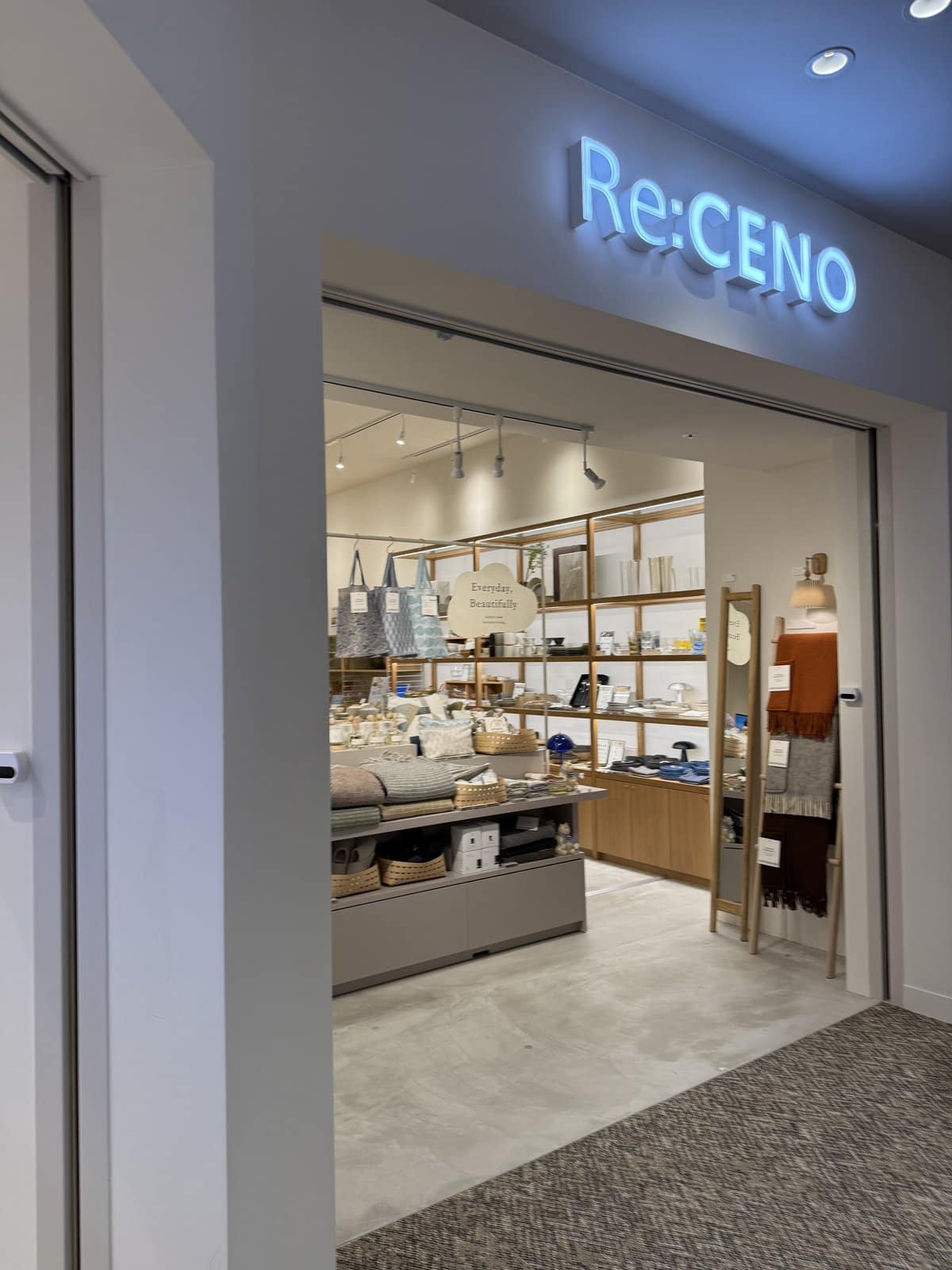 2階のRe:CENOの店内